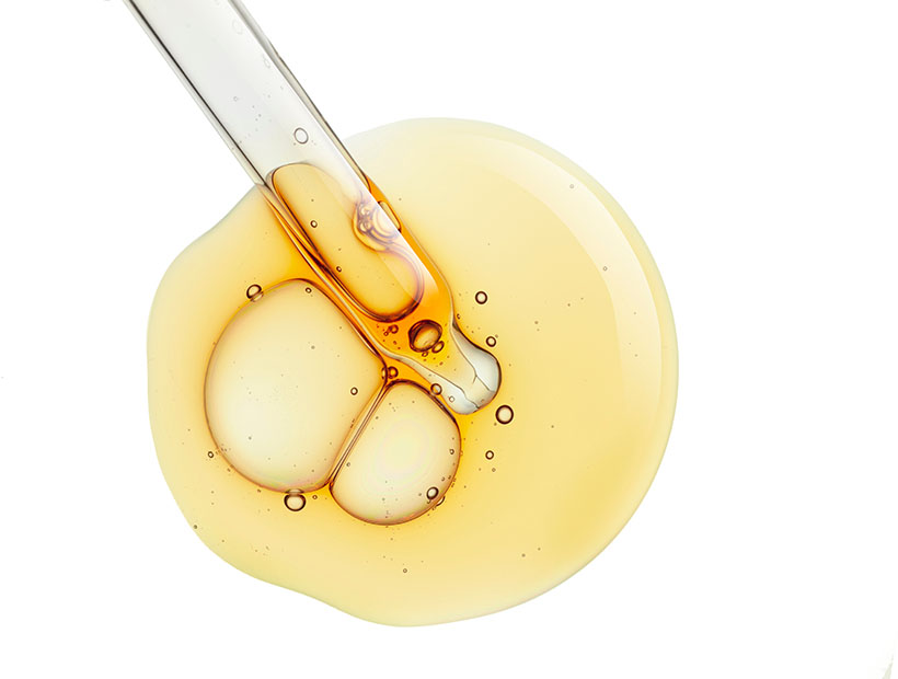Liquid,Yellow,Gel,Or,Serum,On,White,Isolated,Background Modo de aplicación del retinol