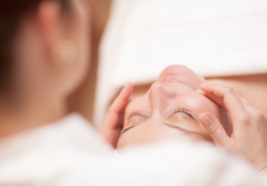 Tratamientos faciales para pieles sensibles con aparatología estética